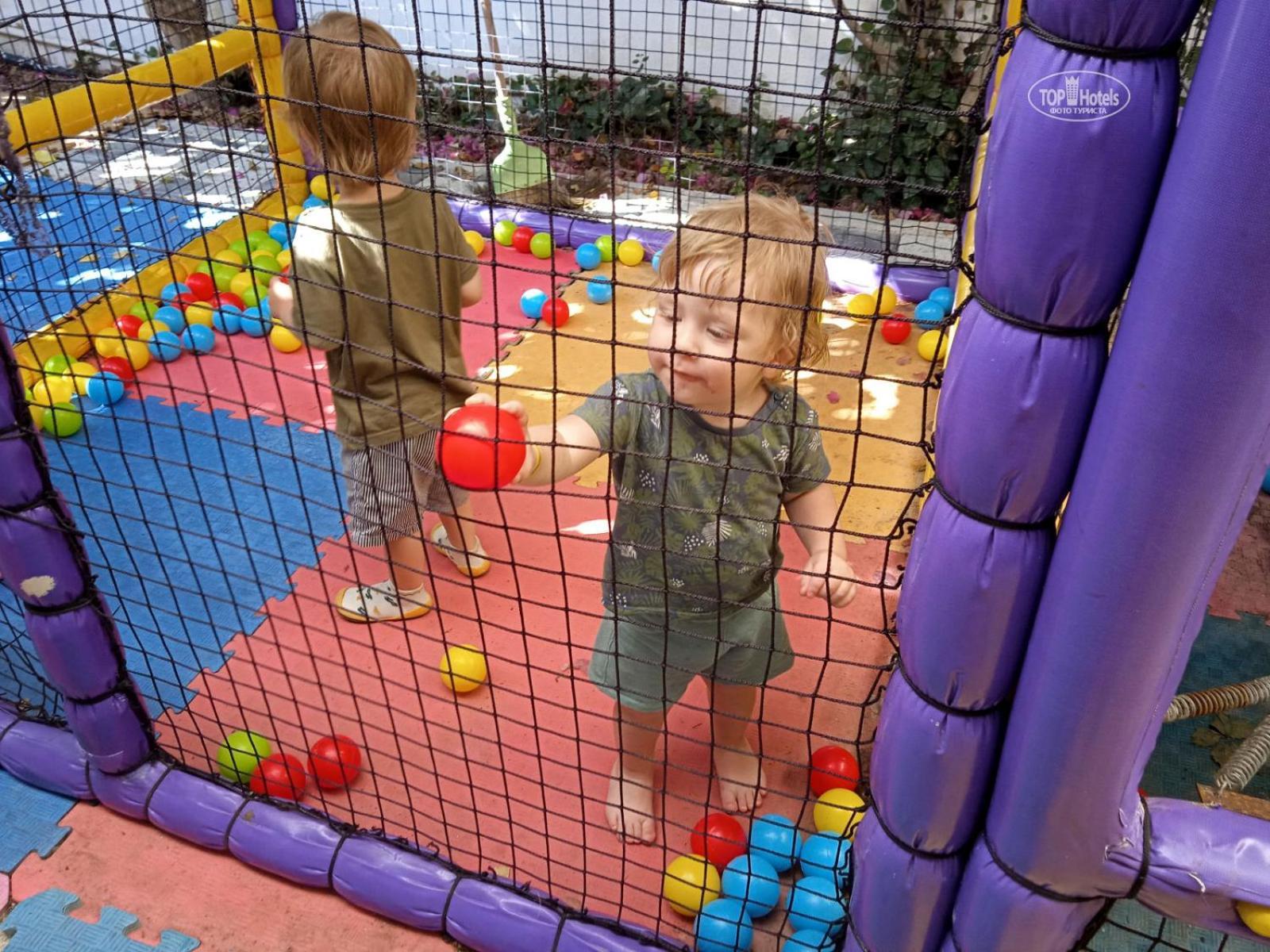 Miramor Hotel & Spa Antalya Extérieur photo Toddlers playing in a ball pit