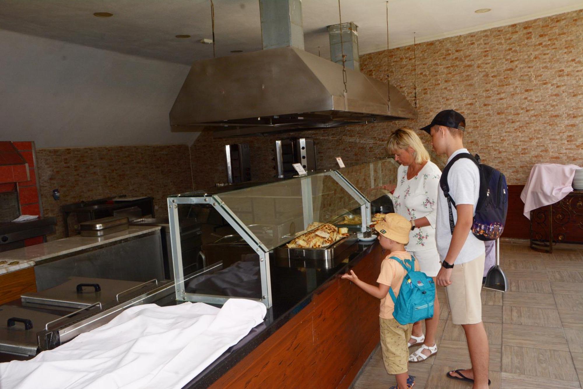 Miramor Hotel & Spa Antalya Extérieur photo A family at a buffet